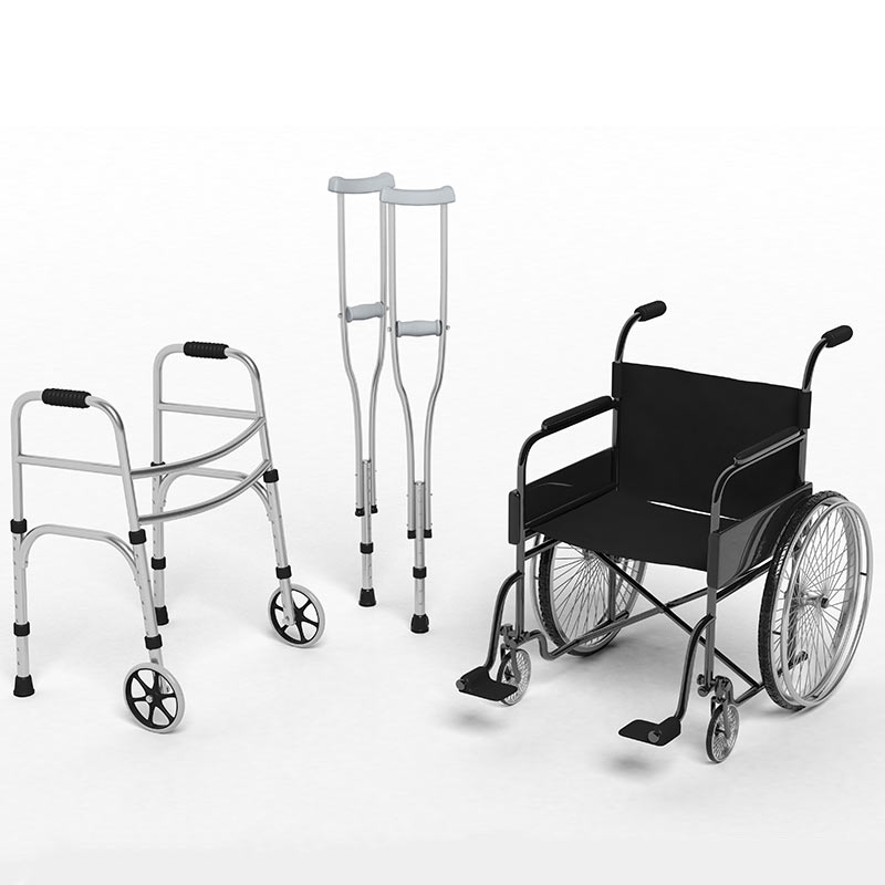 Un andador, muletas y una silla de ruedas